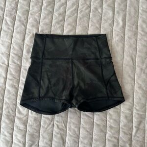 Women's Lululemon green camo biker shorts 🌿🌿